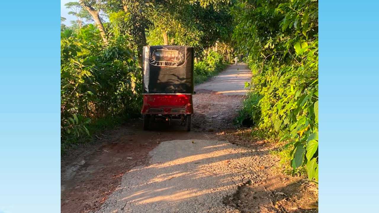 চাঁদপুরে খানাখন্দে ভরা সড়কে ঝুঁকি ও দুর্ঘটনা