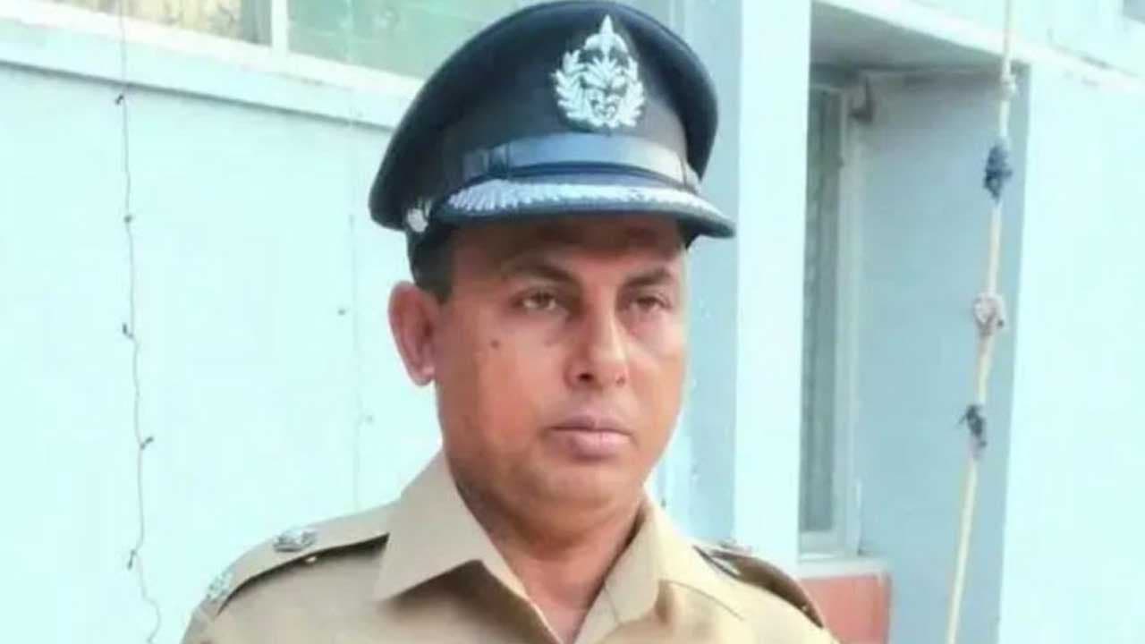 বিদ্যুৎস্পৃষ্ট ইলেকট্রিশিয়ানকে বাঁচাতে গিয়ে পুলিশ পরিদর্শকের মৃত্যু
