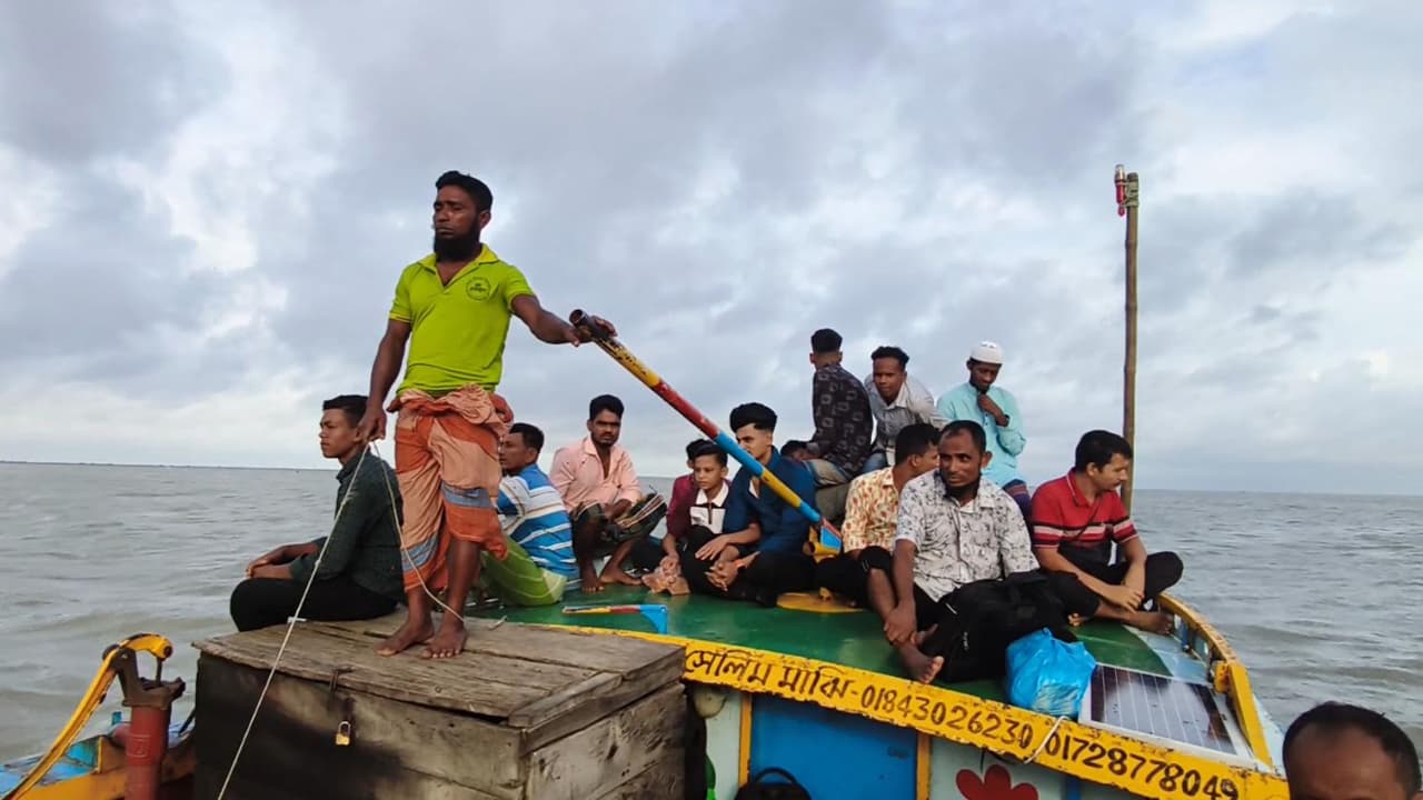 মেঘনায় নিষেধাজ্ঞা উপেক্ষা করে ঝুঁকিপূর্ণ নৌযান চলাচল