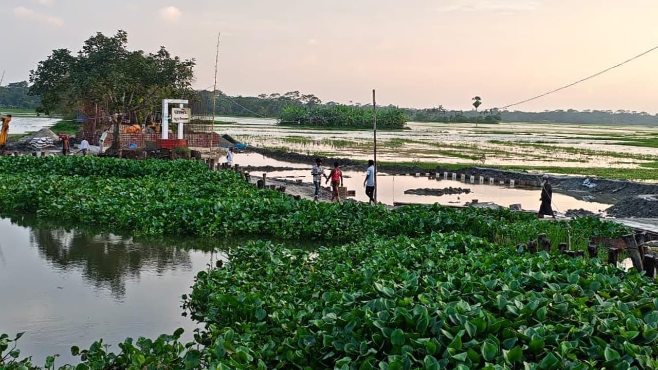 নদীর ২০ মিটারে ১১৪ মিটার সেতু, নেই সংযোগ সড়ক