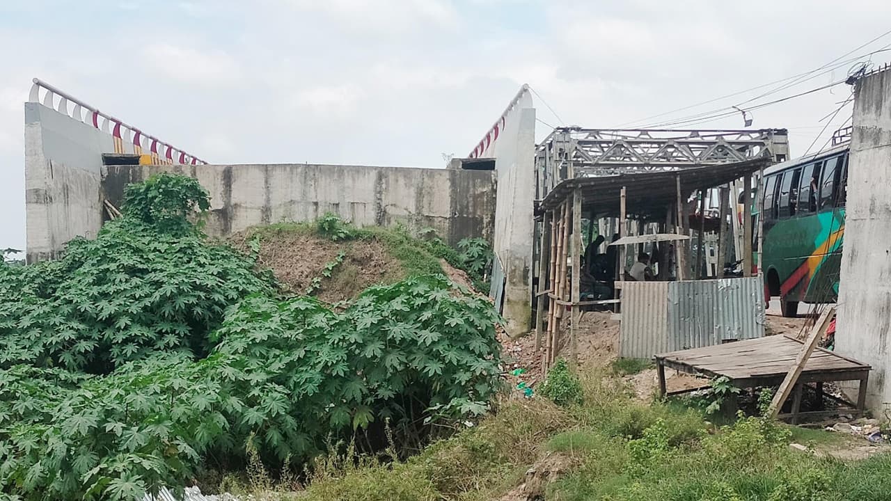 সংযোগ সড়কের অভাবে অকেজো ১৬ কোটির সেতু