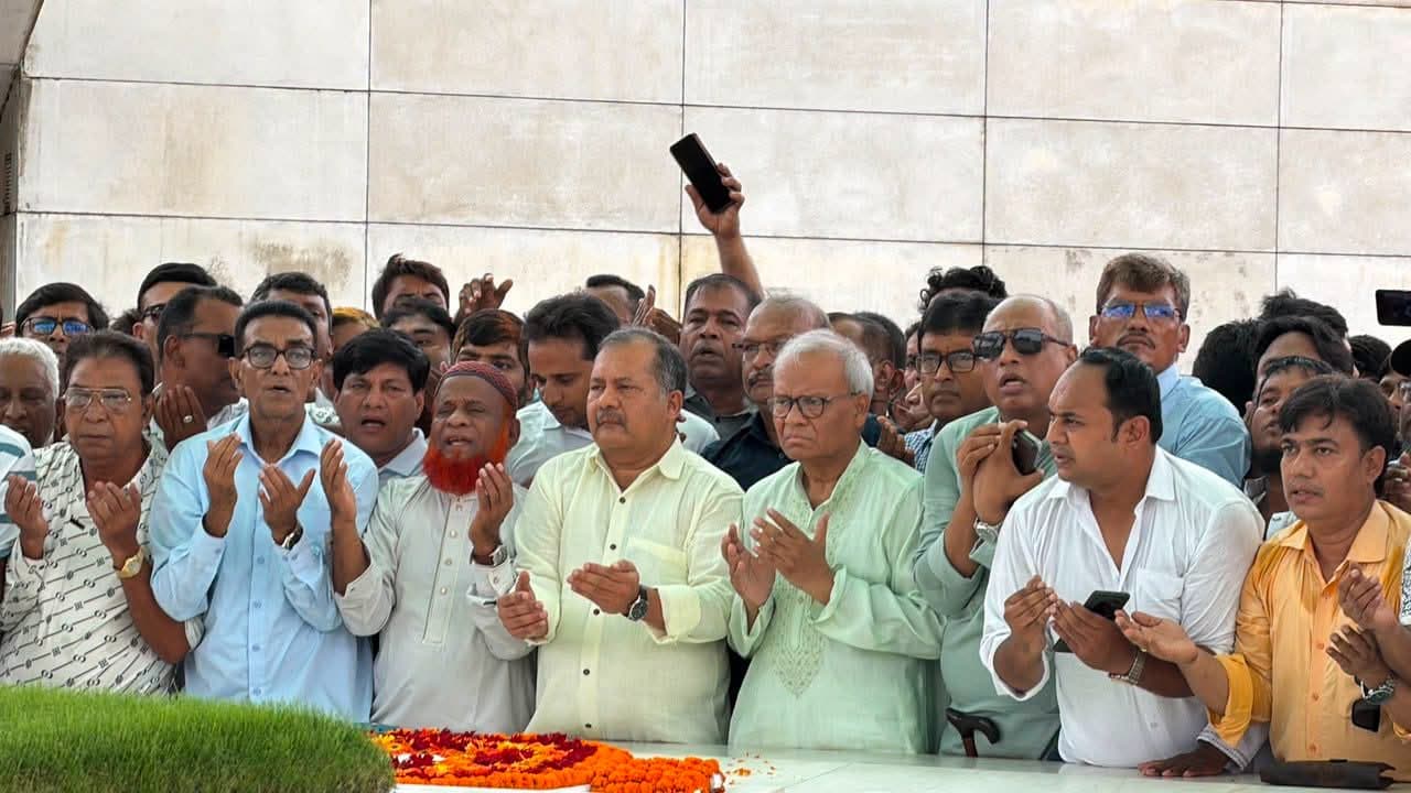 জিয়াউর রহমানের মাজারে শ্রদ্ধা জানালেন জহির উদ্দিন স্বপন