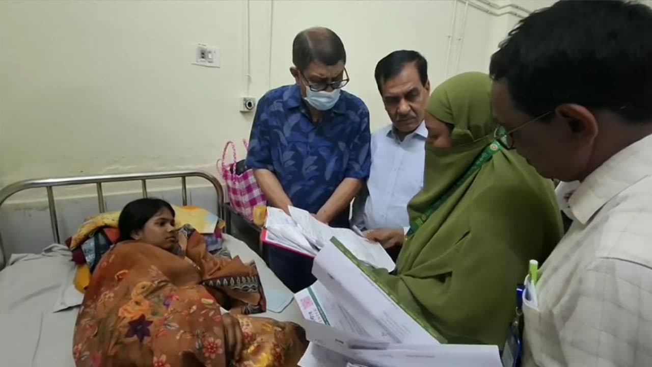 নওগাঁ সদর হাসপাতালে চিকিৎসকের অনুপস্থিতিতে শাস্তির নির্দেশ