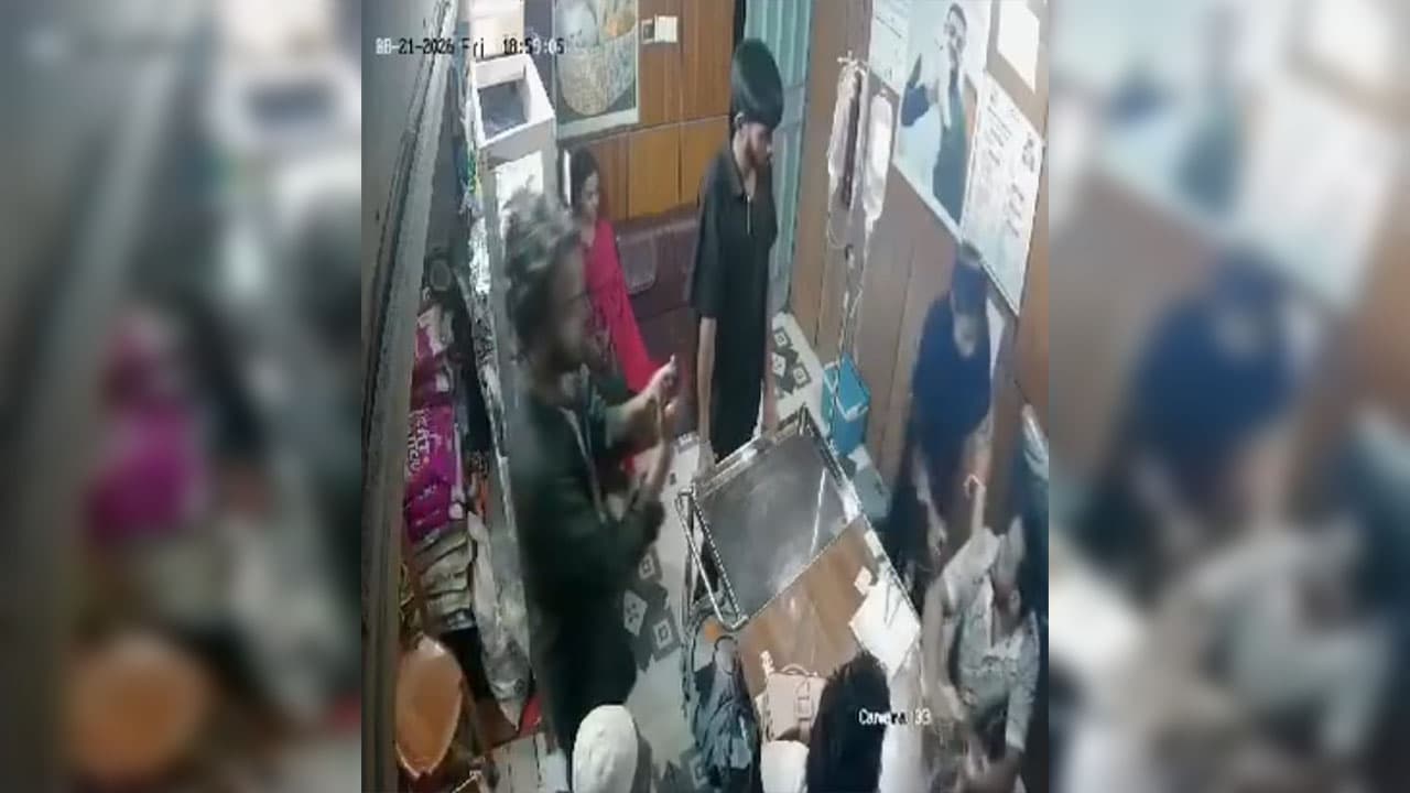 চিকিৎসককে জুতাপেটার ভিডিও ভাইরাল, সেই তরুণী গ্রেপ্তার