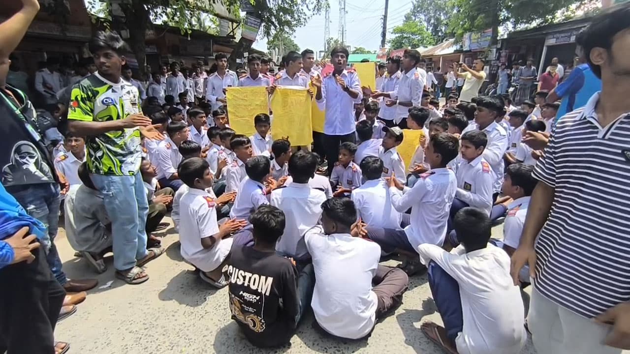 লালমনিরহাটে স্কুলছাত্রী ধর্ষণের অভিযোগে ক্লিনিক পরিচালক গ্রেপ্তার