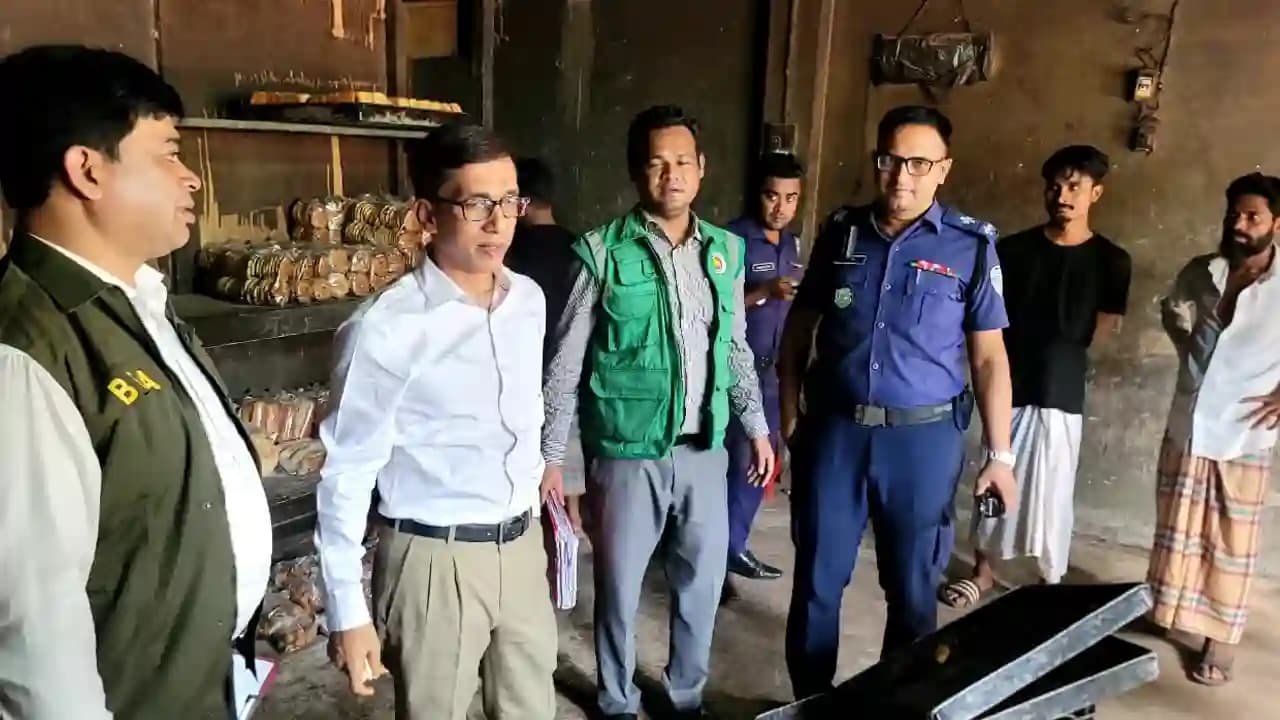 কক্সবাজারে ভোক্তা অধিকার অভিযানে ৫ প্রতিষ্ঠানকে জরিমানা