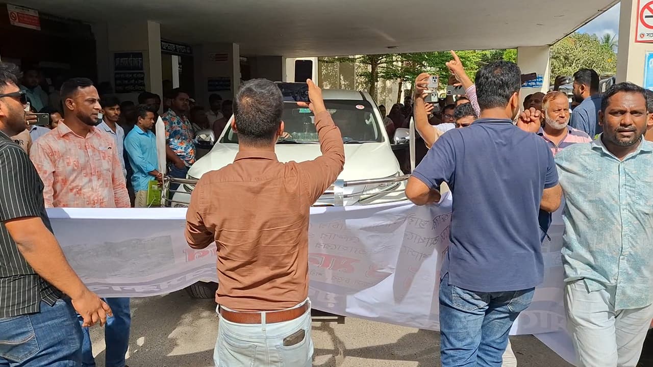 শরীয়তপুর প্রেস ক্লাবের সীমানাপ্রাচীর ভাঙচুর, ডিসির গাড়ি আটকে বিক্ষোভ