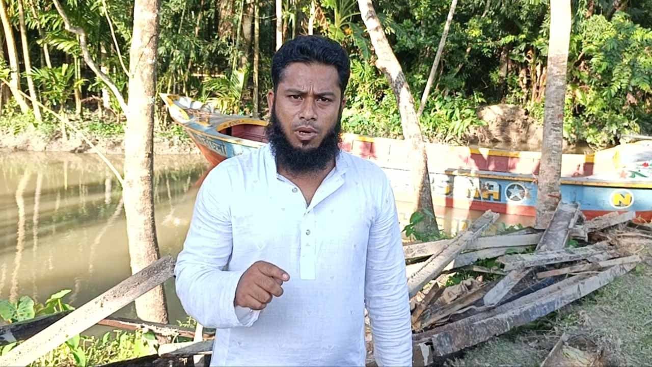 রাজাপুরে ব্রিজ খুলে যাওয়ায় ৪ গ্রামের যাতায়াত বন্ধ