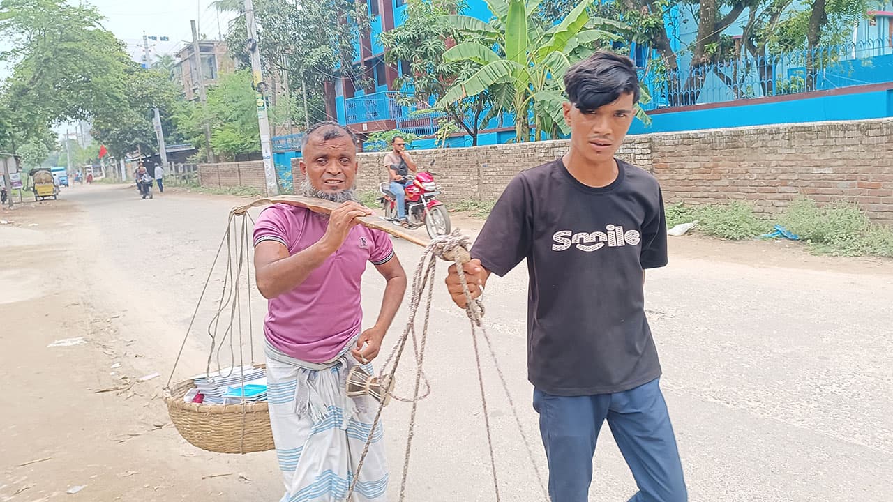 দৃষ্টিহীন বাবার পথপ্রদর্শক জিম, থমকে গেছে পড়াশোনা