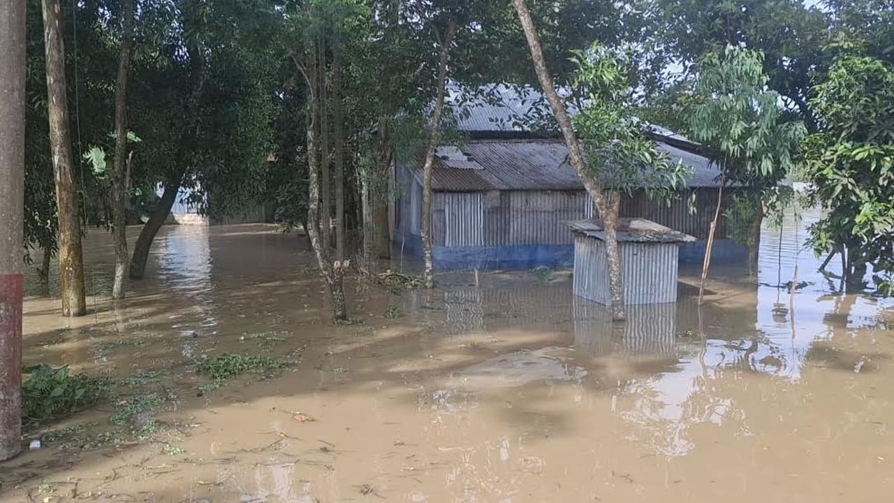 হবিগঞ্জে খোয়াই নদীর বাঁধ ভেঙে ১০ গ্রাম প্লাবিত