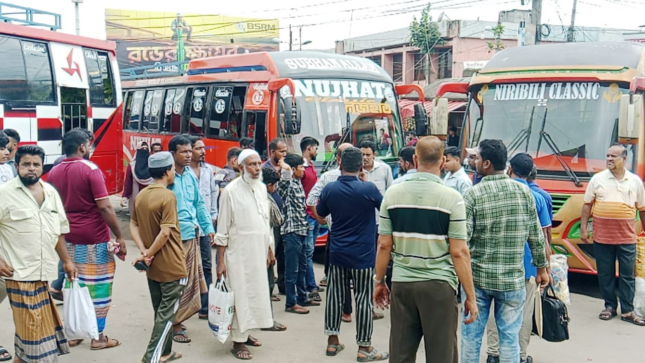 থ্রি-হুইলারের বিরোধে বরিশালে সব রুটে বাস চলাচল বন্ধ