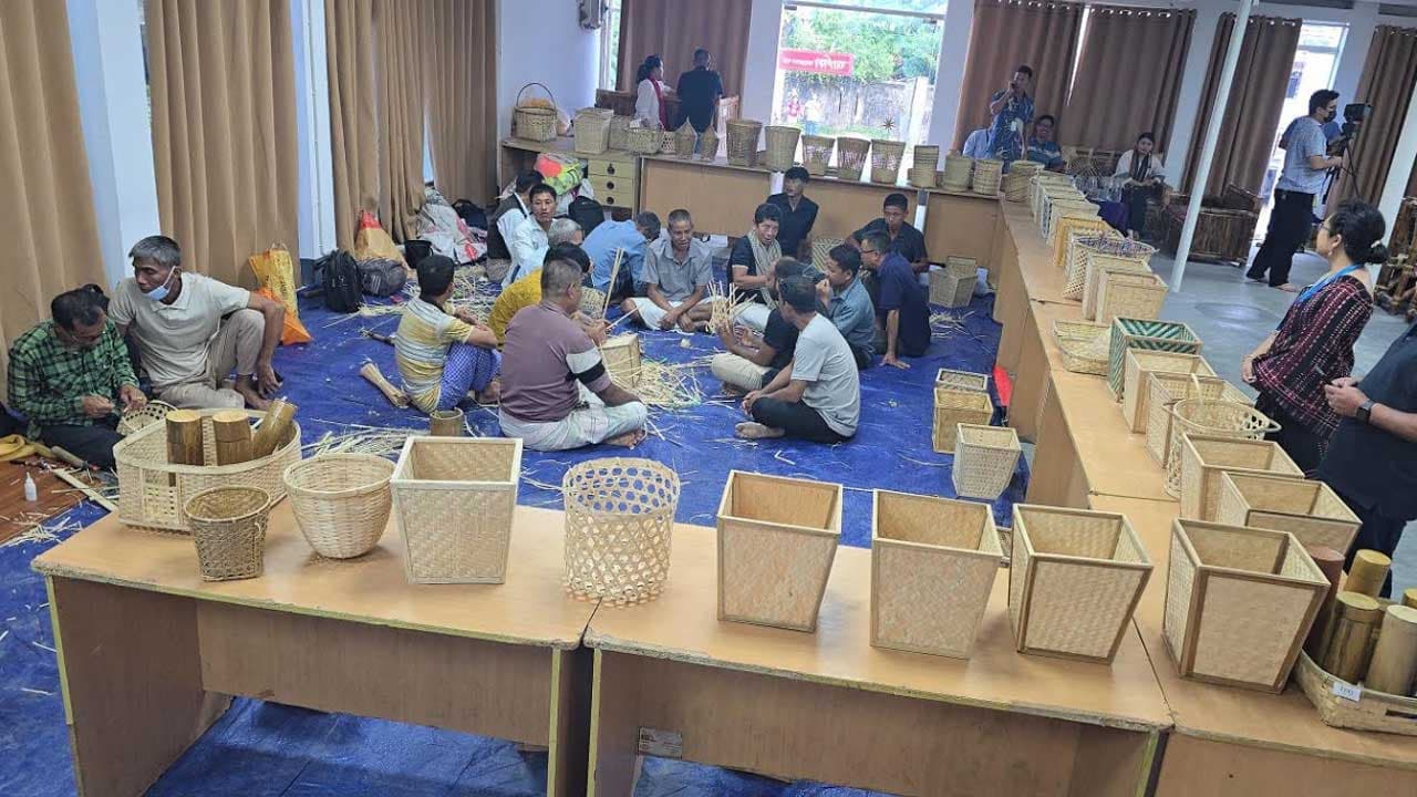 বাঁশের পণ্যে নতুন স্বপ্ন দেখছেন পাহাড়ের কারিগরেরা