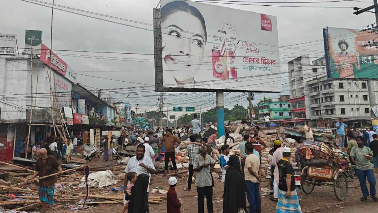 চাঁদপুর-কুমিল্লা মহাসড়কে অবৈধ স্থাপনা উচ্ছেদ অভিযান
