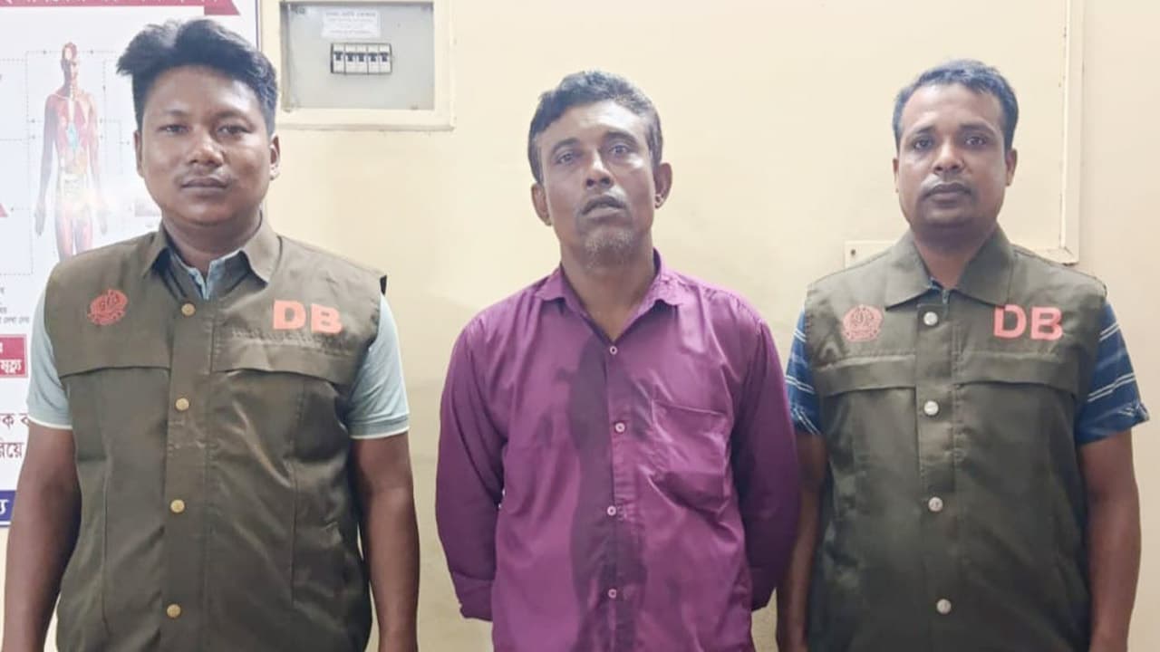 দিনাজপুরে ডলার প্রতারক রশিদুল গ্রেপ্তার