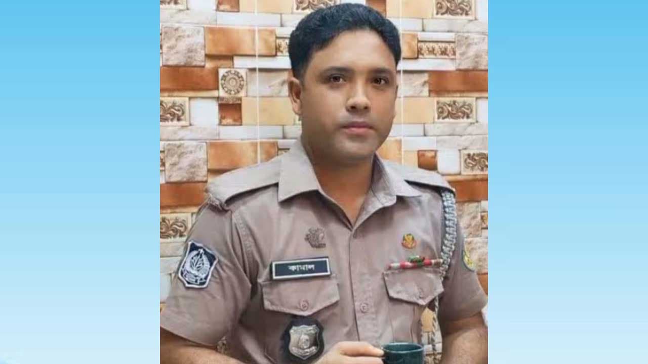 ১৪ ঘণ্টার ব্যবধানে মা-বাবাকে হারালেন কনস্টেবল কামাল