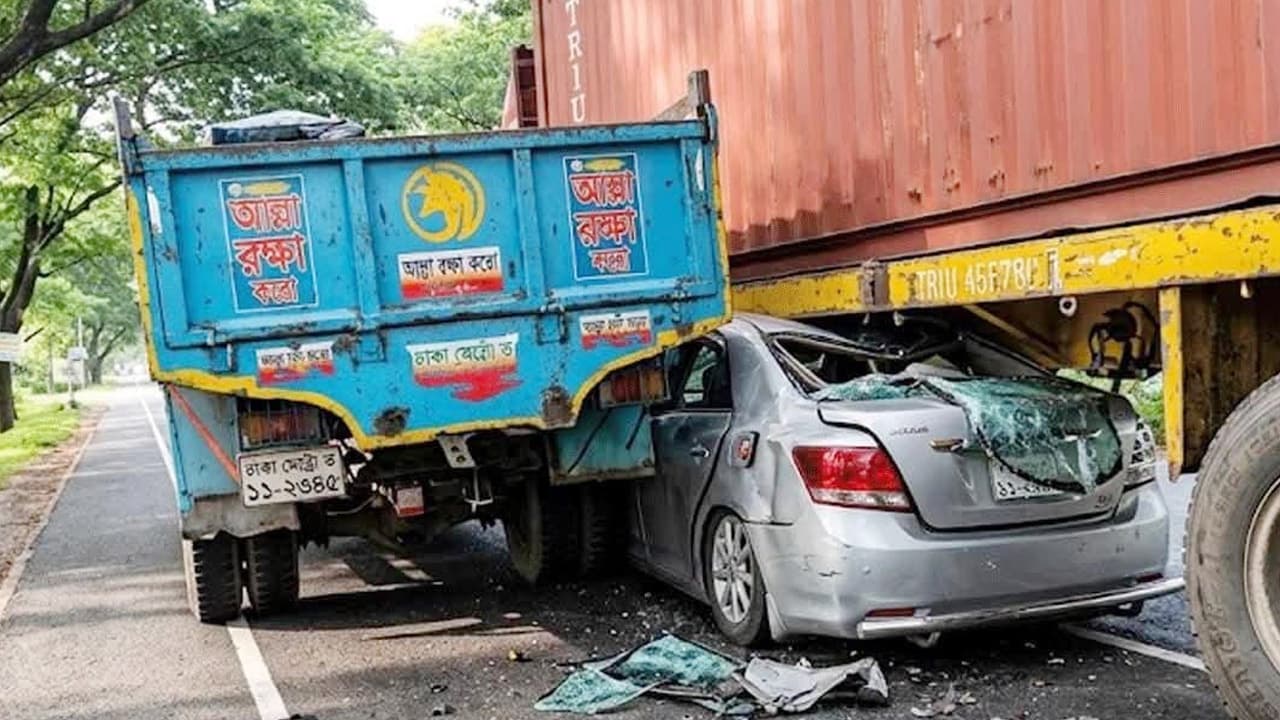 মিরসরাইয়ে ট্রাকের ধাক্কায় প্রাইভেটকার দুমড়ে-মুচড়ে আহত ১