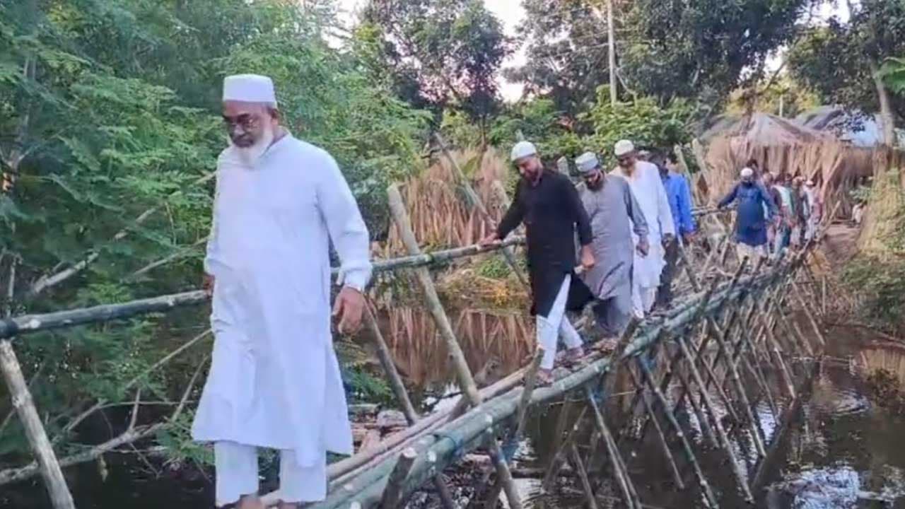 পাবনায় ১০ গ্রামের জন্য জামায়াতের বাঁশের সাঁকো