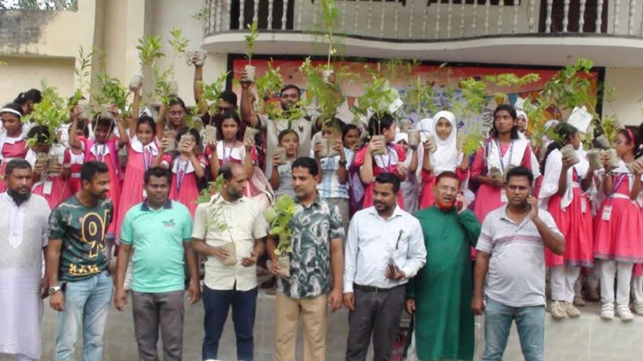 নড়াইলে প্লাস্টিক বোতলের বিনিময়ে গাছের চারা বিতরণ