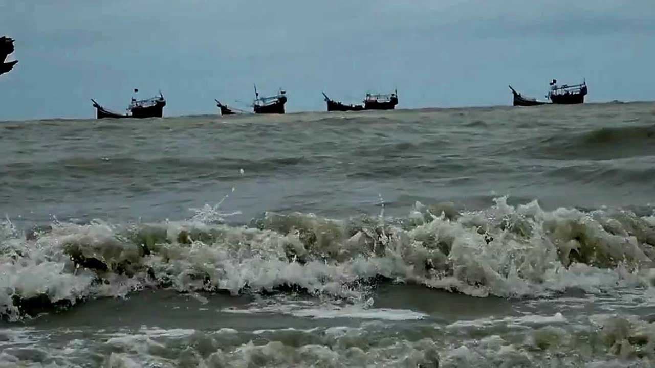 বঙ্গোপসাগরে ট্রলারডুবি, বরগুনার ১৪ জেলে নিখোঁজ