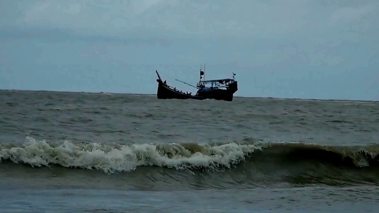 বঙ্গোপসাগরে ট্রলারডুবি: ৫ জেলে নিখোঁজ