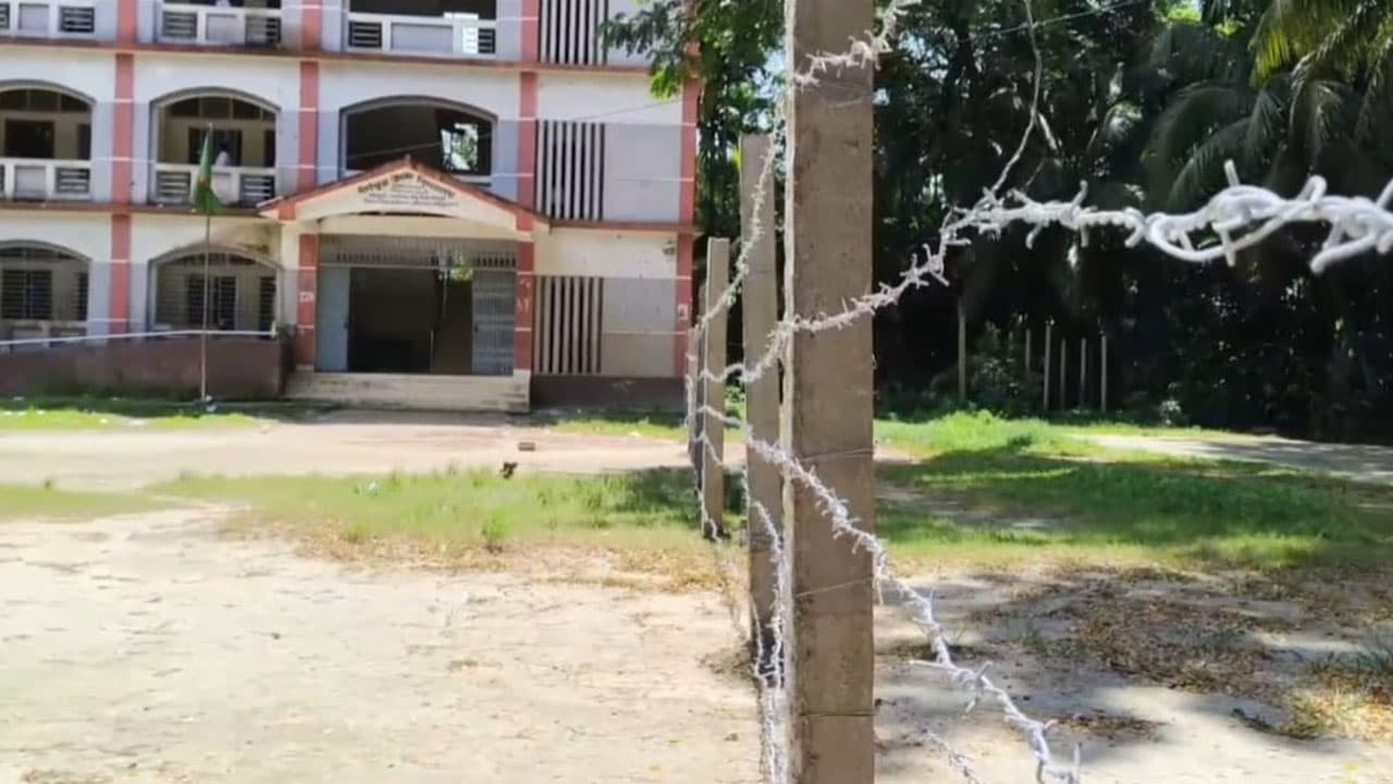 জমির বিরোধে স্কুল মাঠে তারকাঁটার বেড়া