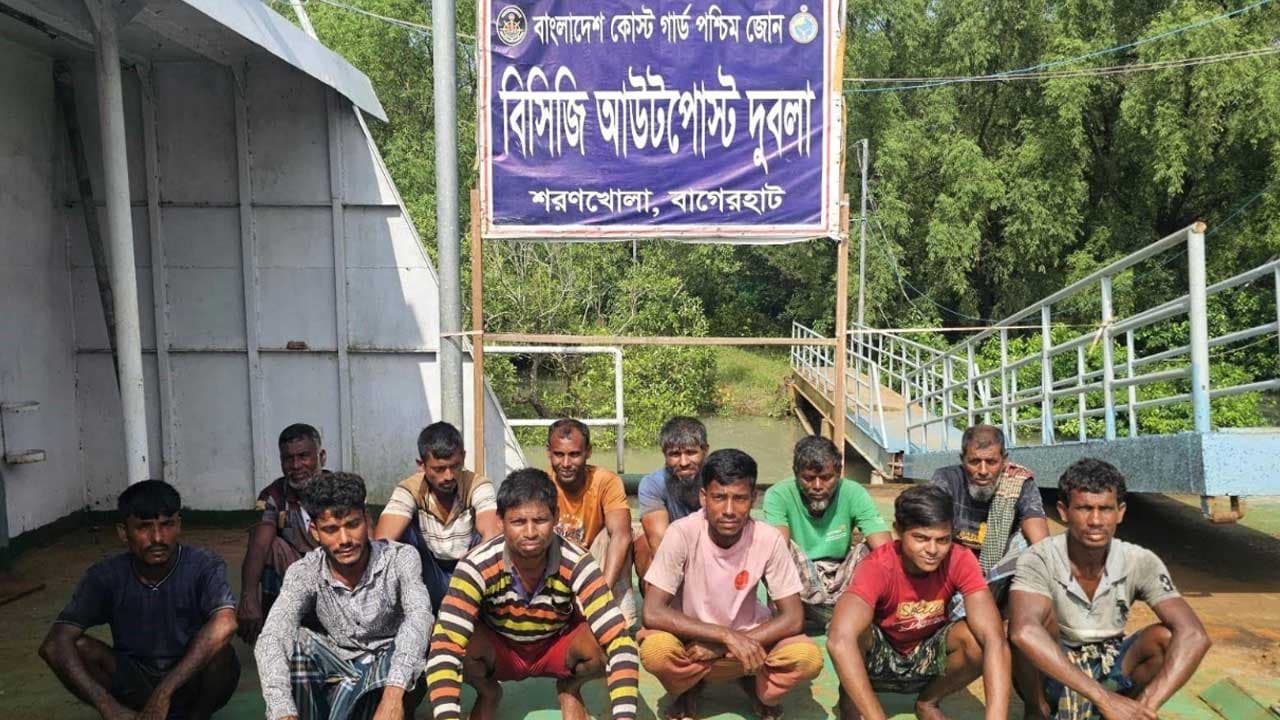 সমুদ্রে ইঞ্জিন বিকল, ১২ জেলেকে উদ্ধার করল কোস্ট গার্ড