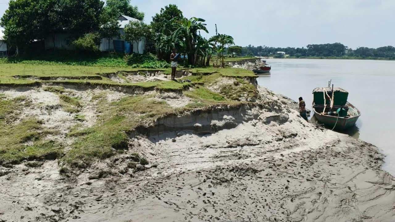 ব্রহ্মপুত্রের ভাঙনে খোদাবক্সপুর গ্রামের অর্ধেক বিলীন
