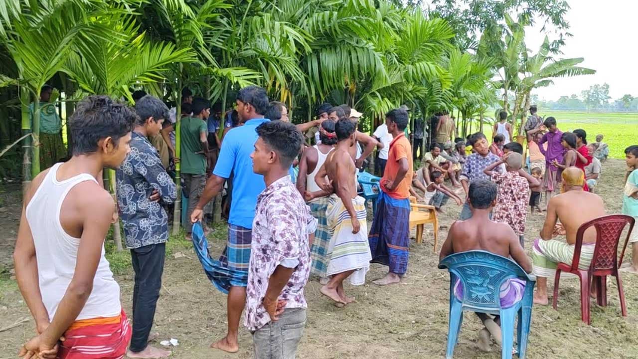 সীমান্তে কৃষকদের মারধর, অস্ত্র ফেলে পালালো বিএসএফ