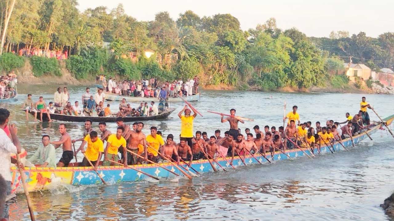 শেরপুরের বাঙালি নদীতে ঐতিহ্যবাহী নৌকা বাইচ