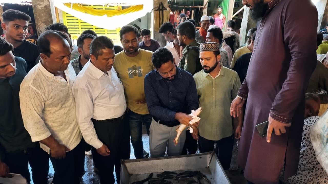 মাছে রং মেশানোয় তিন ব্যবসায়ীর জরিমানা