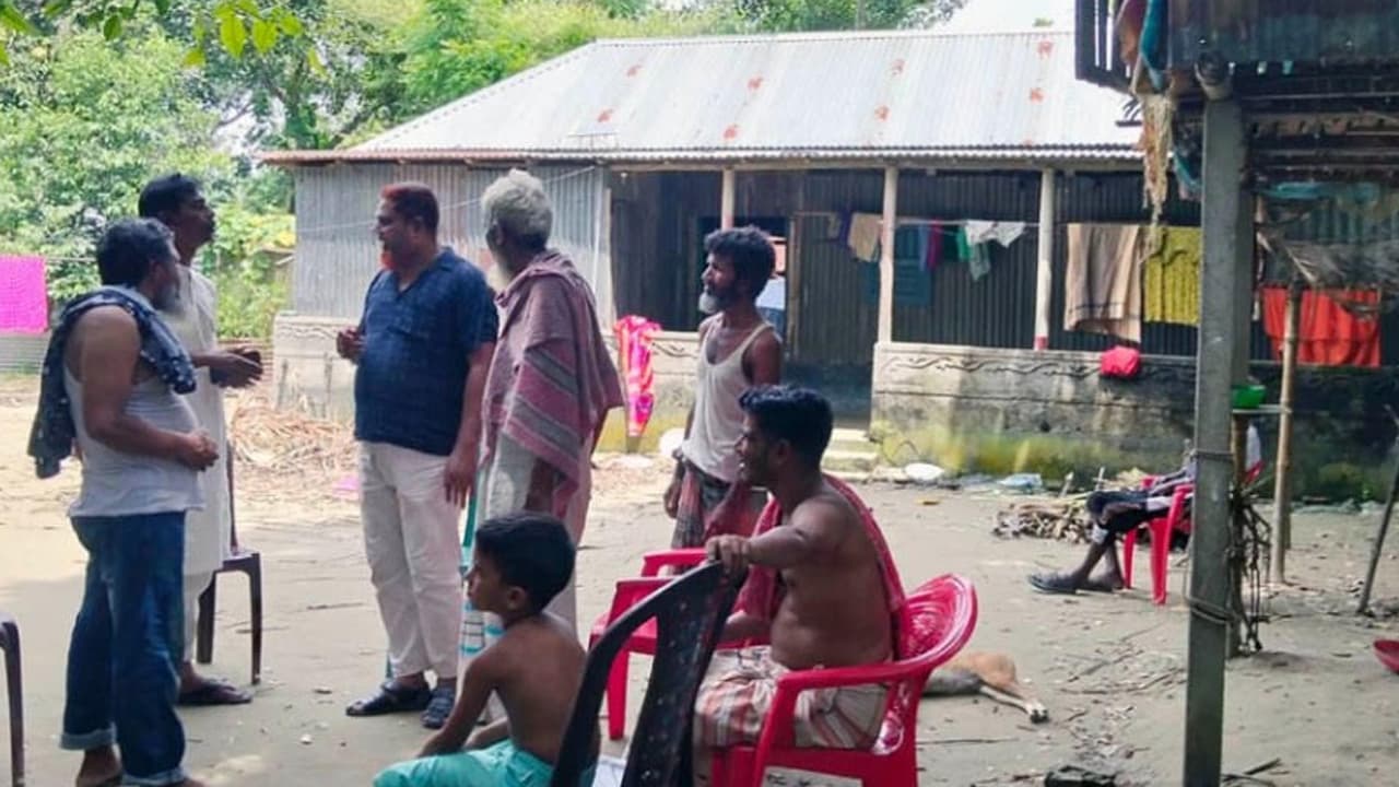 বাসি তরকারি খেয়ে গৃহবধূর মৃত্যু, আশঙ্কাজনক মেয়ের অবস্থা