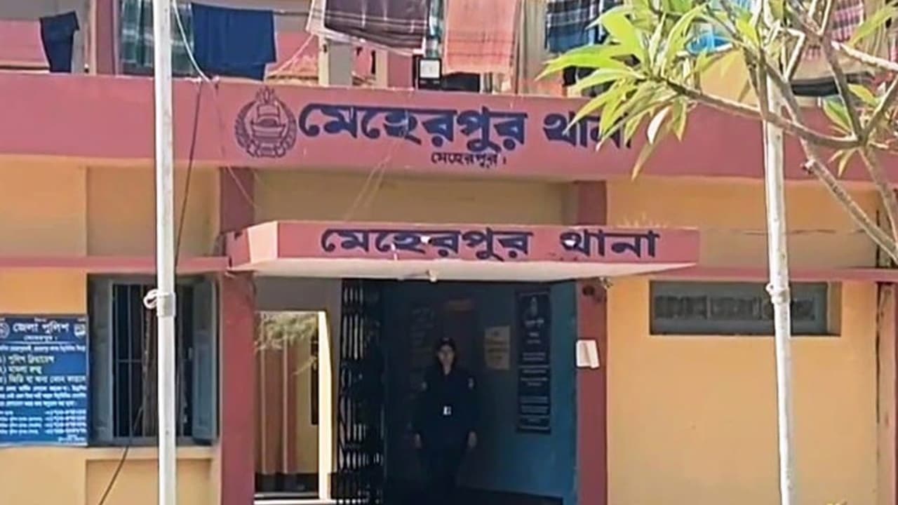 মেহেরপুরে প্রেমিকার হাত বিচ্ছিন্ন করল প্রেমিক, বাবা-মা আহত