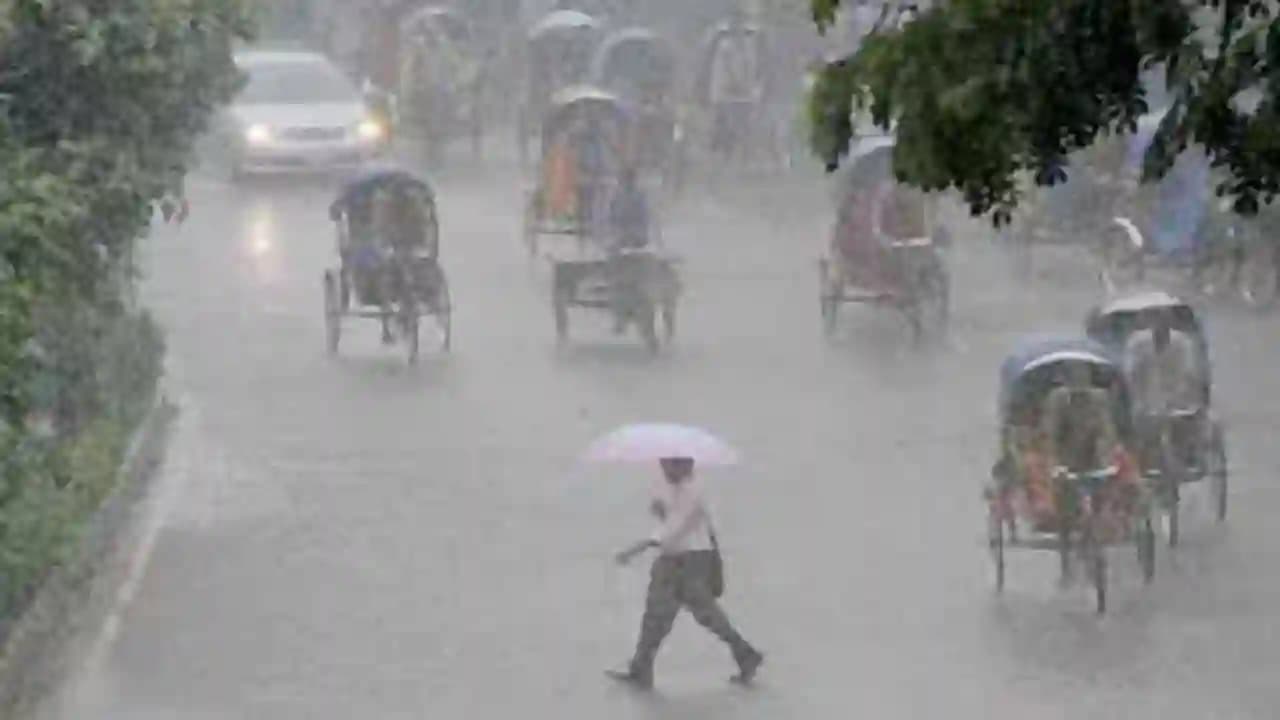 রাজধানীতে ভোর থেকে মুষলধারে বৃষ্টি, স্থবির জনজীবন