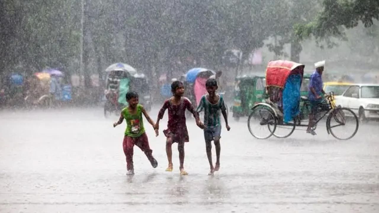 সারা দেশে বৃষ্টির পূর্বাভাস, তাপমাত্রা কমতে পারে
