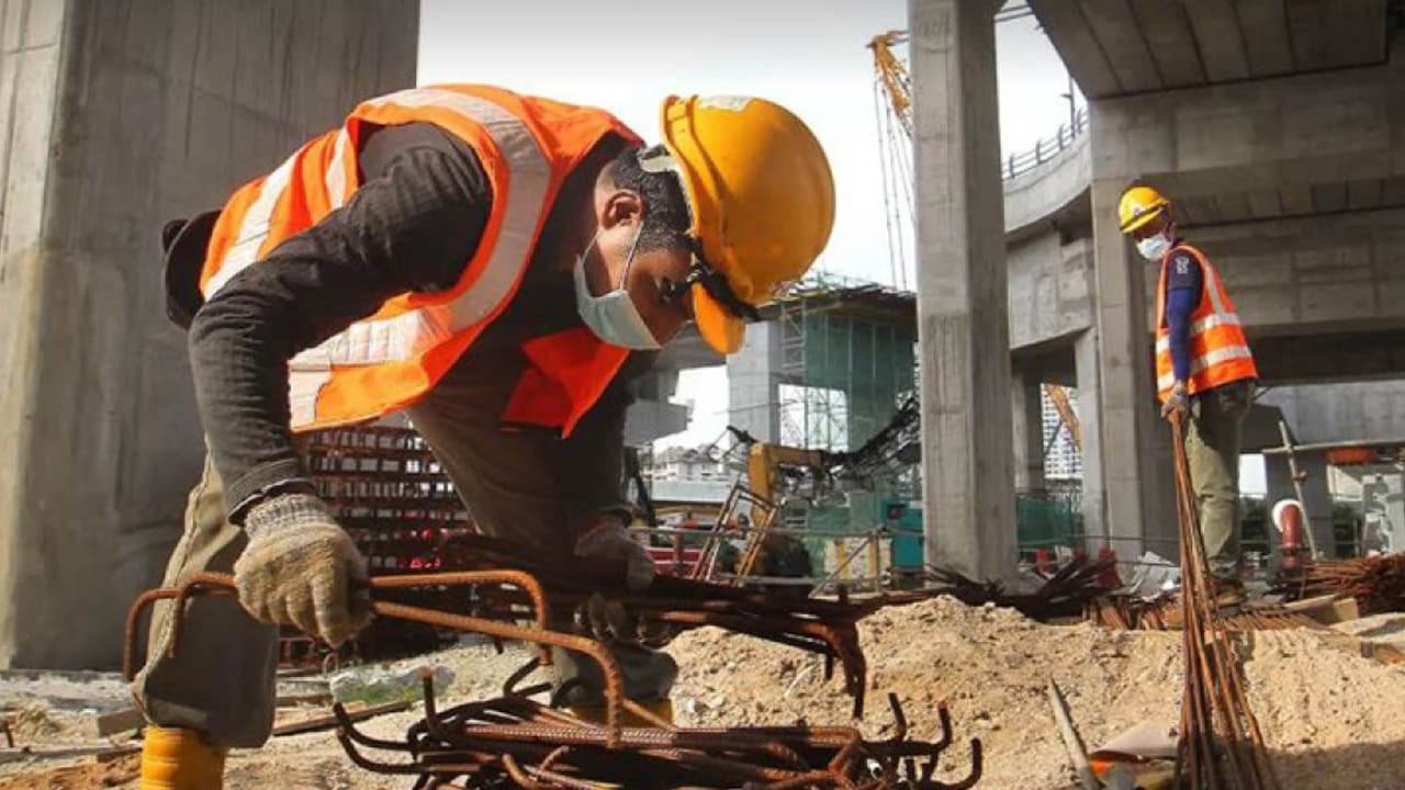 বিনা খরচে ১০ হাজার শ্রমিককে মালয়েশিয়া পাঠাবে সরকার
