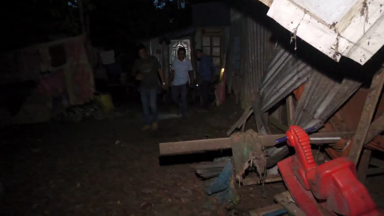 মাদারীপুরে পরিত্যক্ত ঘরে হাতবোমা বিস্ফোরণ