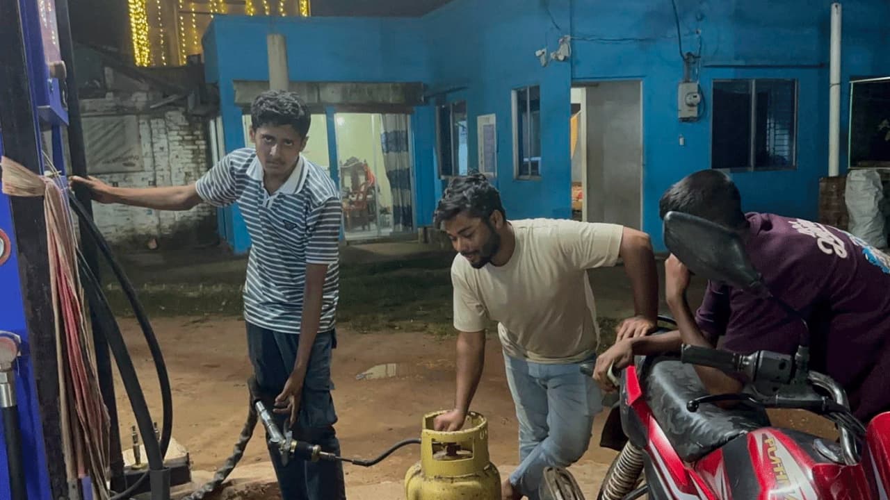 ফটিকছড়িতে পাম্পেই রান্নার সিলিন্ডার রিফিল