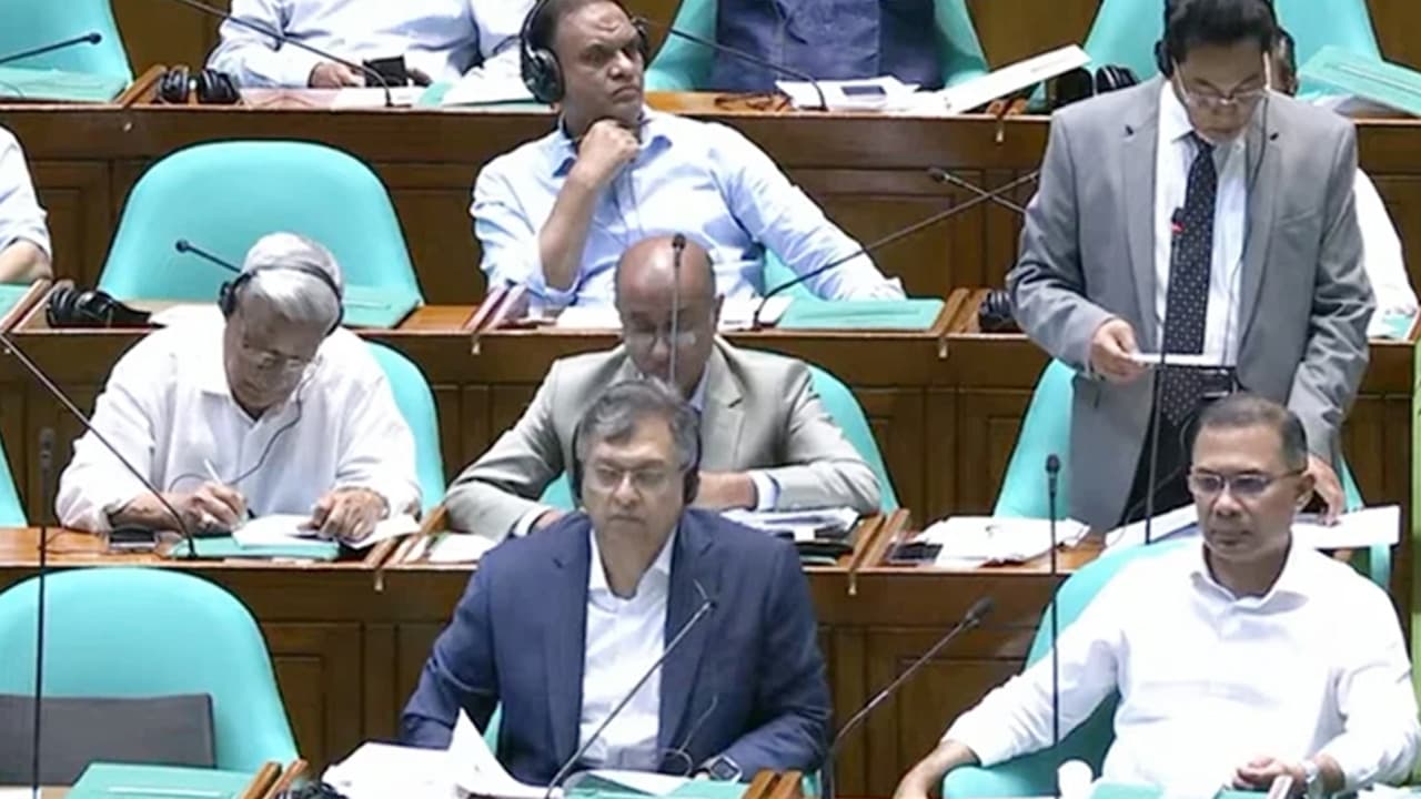 সংসদে নতুন আসন বণ্টন: স্বরাষ্ট্রমন্ত্রী পেলেন সংসদনেতার পাশের আসন