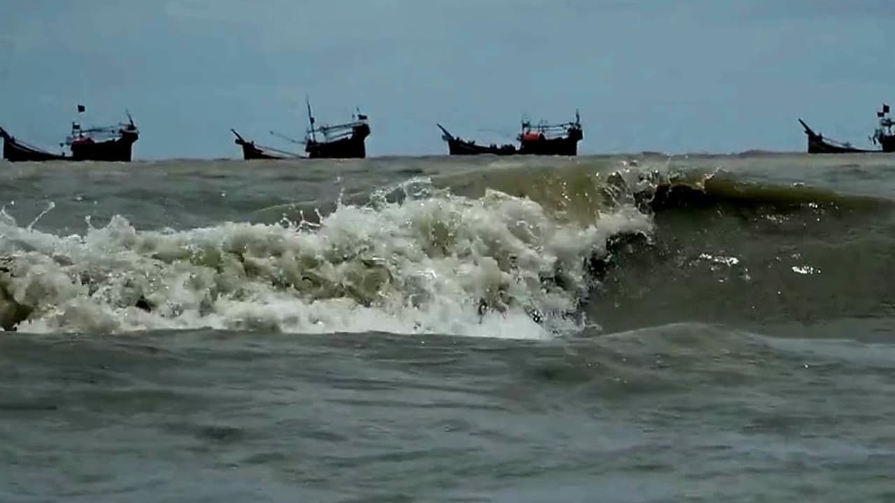 বঙ্গোপসাগরে ট্রলারডুবিতে চার মরদেহ নিখোঁজ