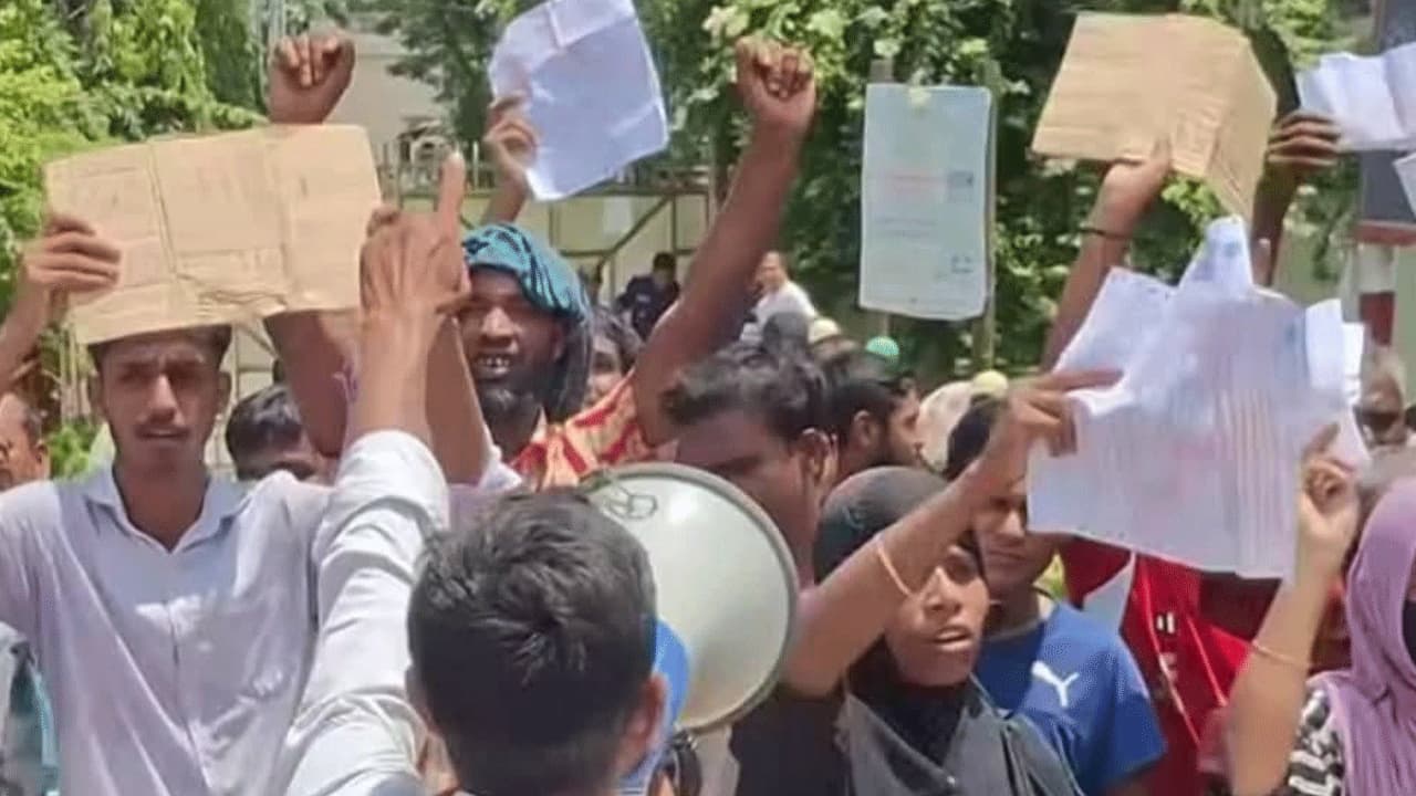 উল্লাপাড়ায় ভূতুড়ে বিদ্যুৎ বিলে বিক্ষোভ, জিএমের পদত্যাগ দাবি