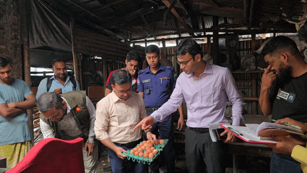 বগুড়ায় অস্বাস্থ্যকর ফুচকা কারখানায় ১ লাখ টাকা জরিমানা