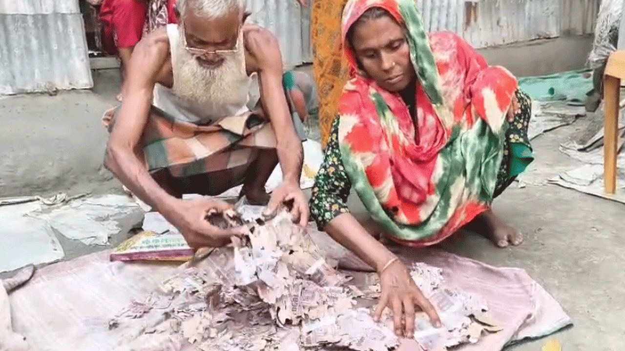 ইঁদুর-উইপোকায় নষ্ট হওয়া ২ লাখ টাকা ফেরত পেলেন কৃষক