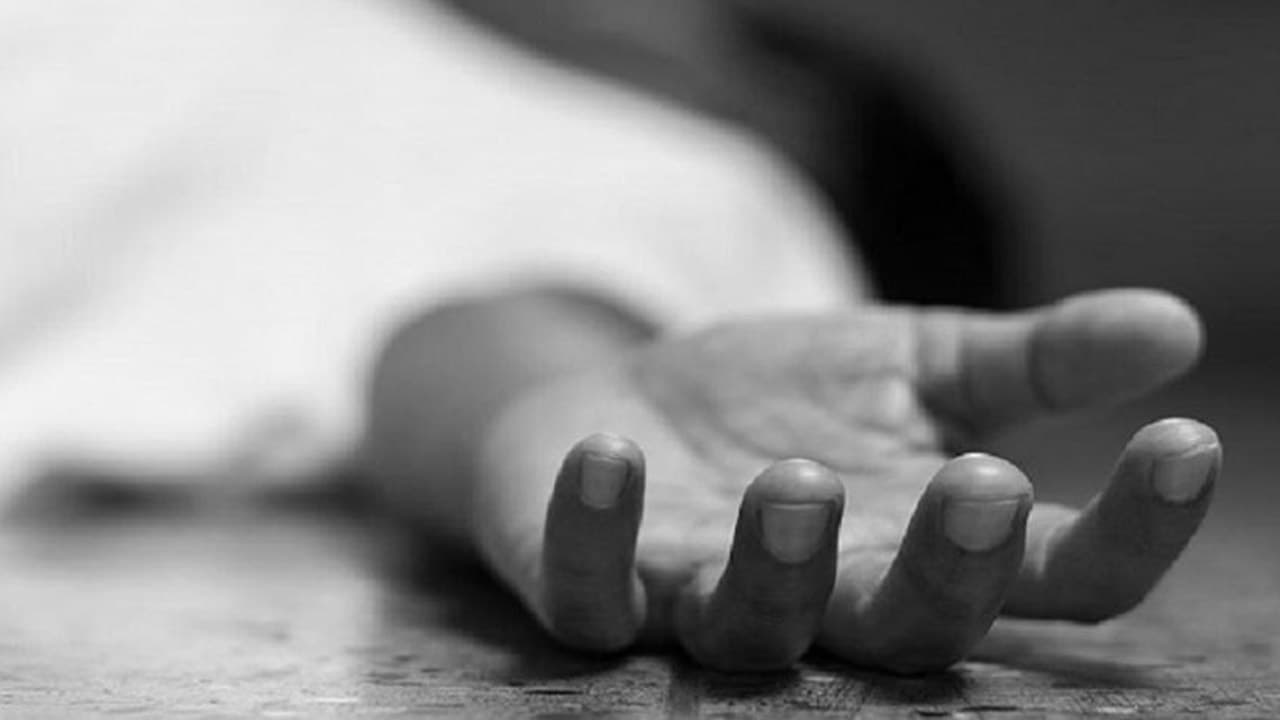 চলন্ত ট্রেনের ছাদে ধাক্কা, কিশোর নিহত