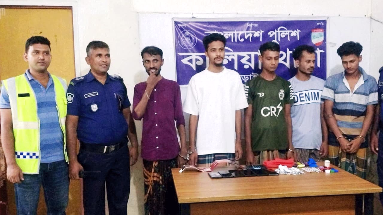 নড়াইলে ইলিশ অ্যাপ প্রতারণায় আটক ৫