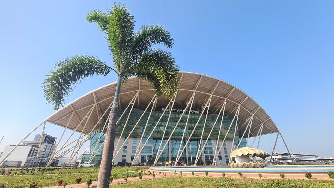 কক্সবাজার আইকনিক রেলস্টেশনে সেবার অভাব