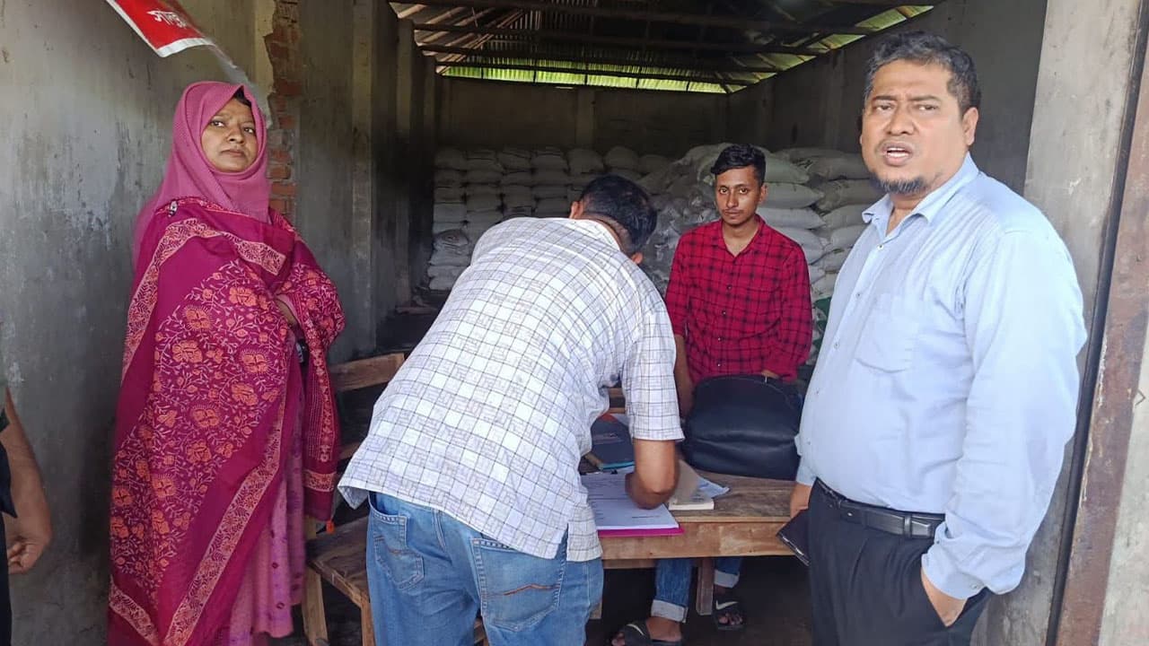 সার কালোবাজারির অভিযোগে ডিলারকে ১ লাখ টাকা জরিমানা