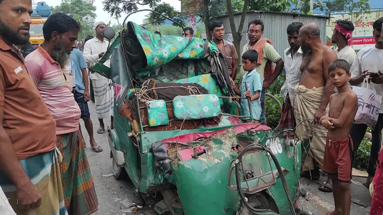 সিরাজগঞ্জে ট্রাকের ধাক্কায় সিএনজি চালকসহ নিহত ২