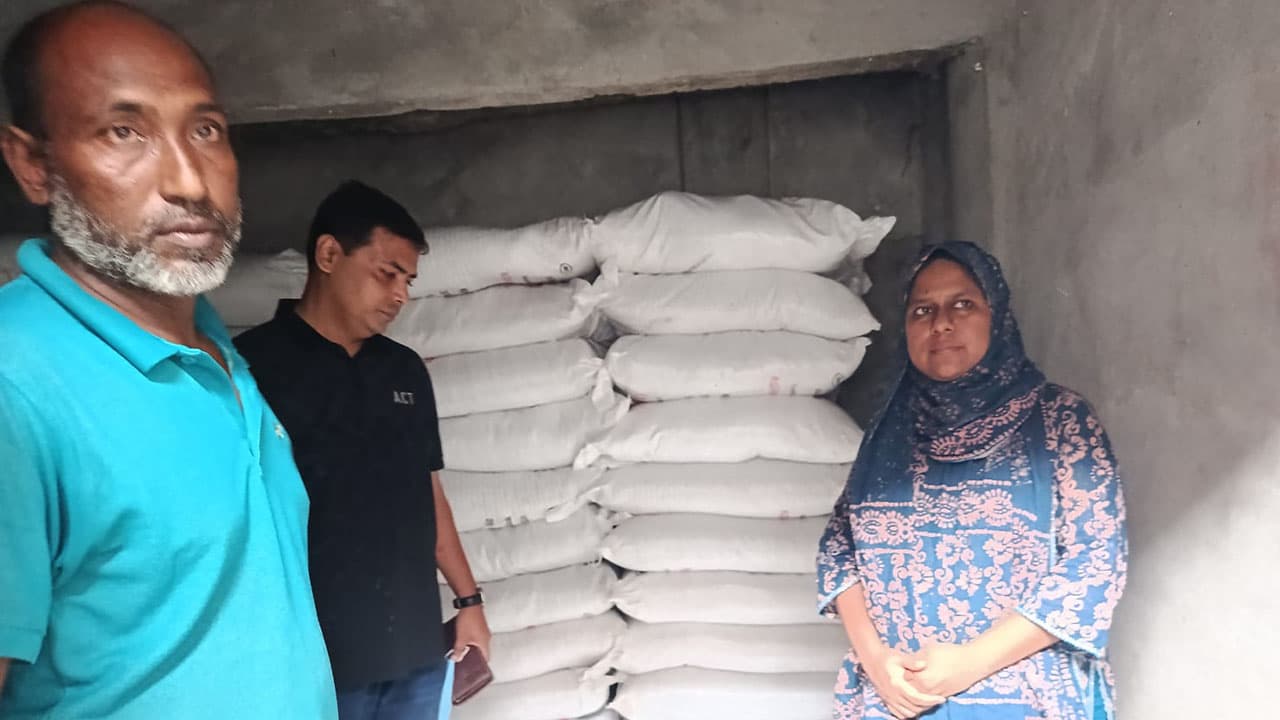 মাগুরায় দ্বিগুণ দামে সার বিক্রির অভিযোগে ৮০ বস্তা জব্দ