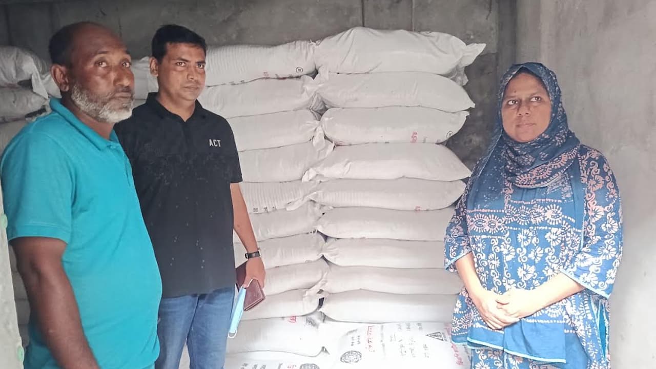 মাগুরায় ৮০ বস্তা সার জব্দ, ব্যবসায়ীকে জরিমানা