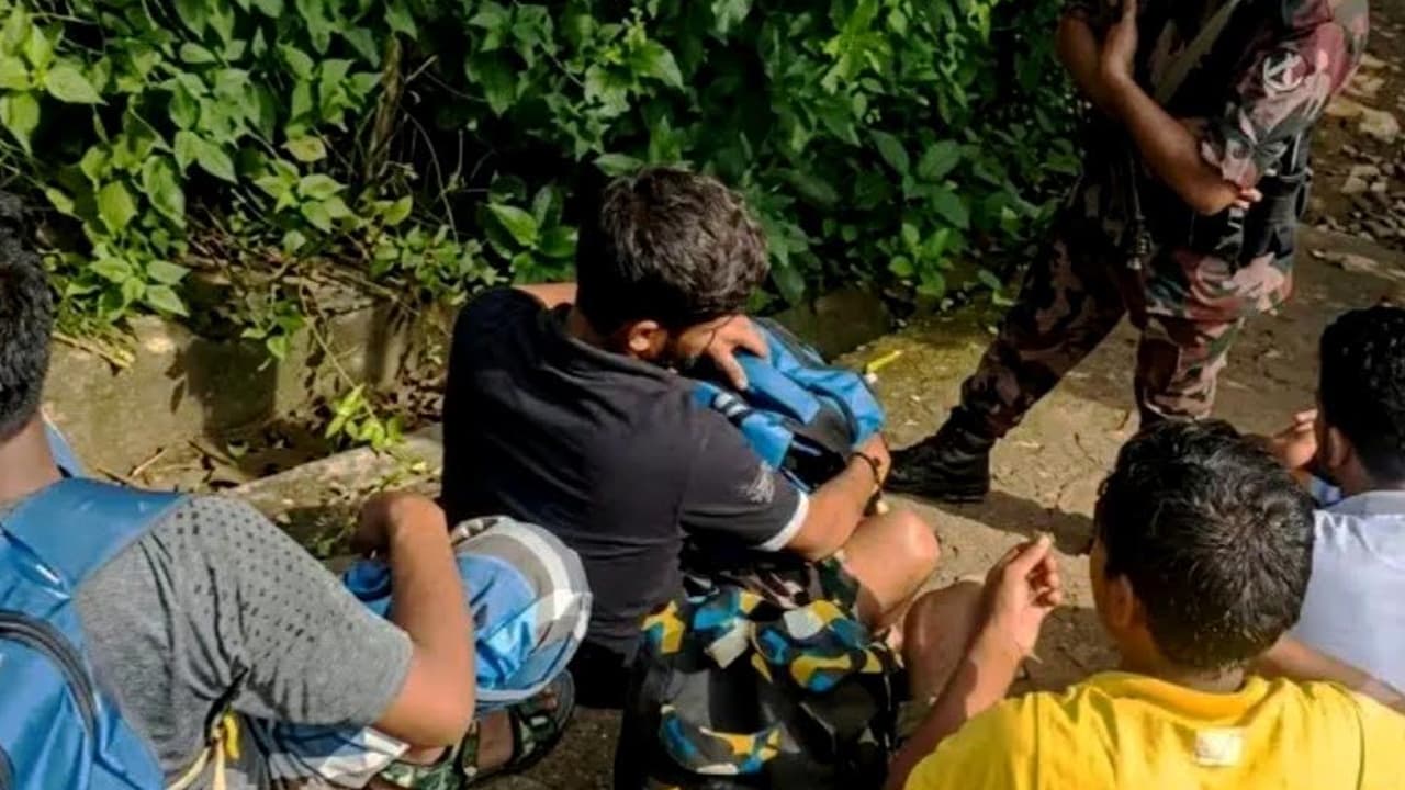 শেরপুর সীমান্তে অবৈধ প্রত্যাবর্তনে ১২ বাংলাদেশী আটক